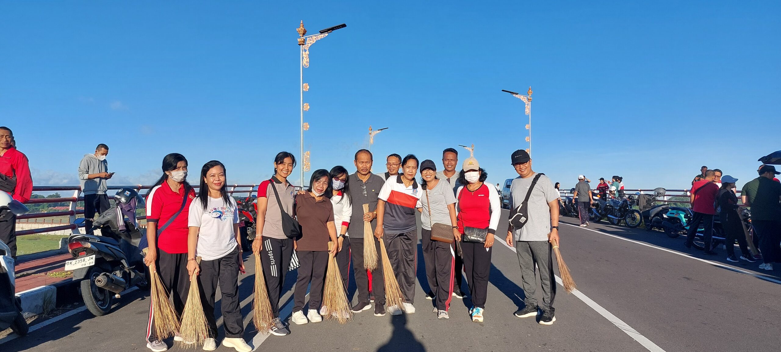BPKPD Klungkung Gelar Aksi Bersih Sungai di Jembatan Merah Desa Tangkas Peringati Hari Lingkungan Hidup Sedunia