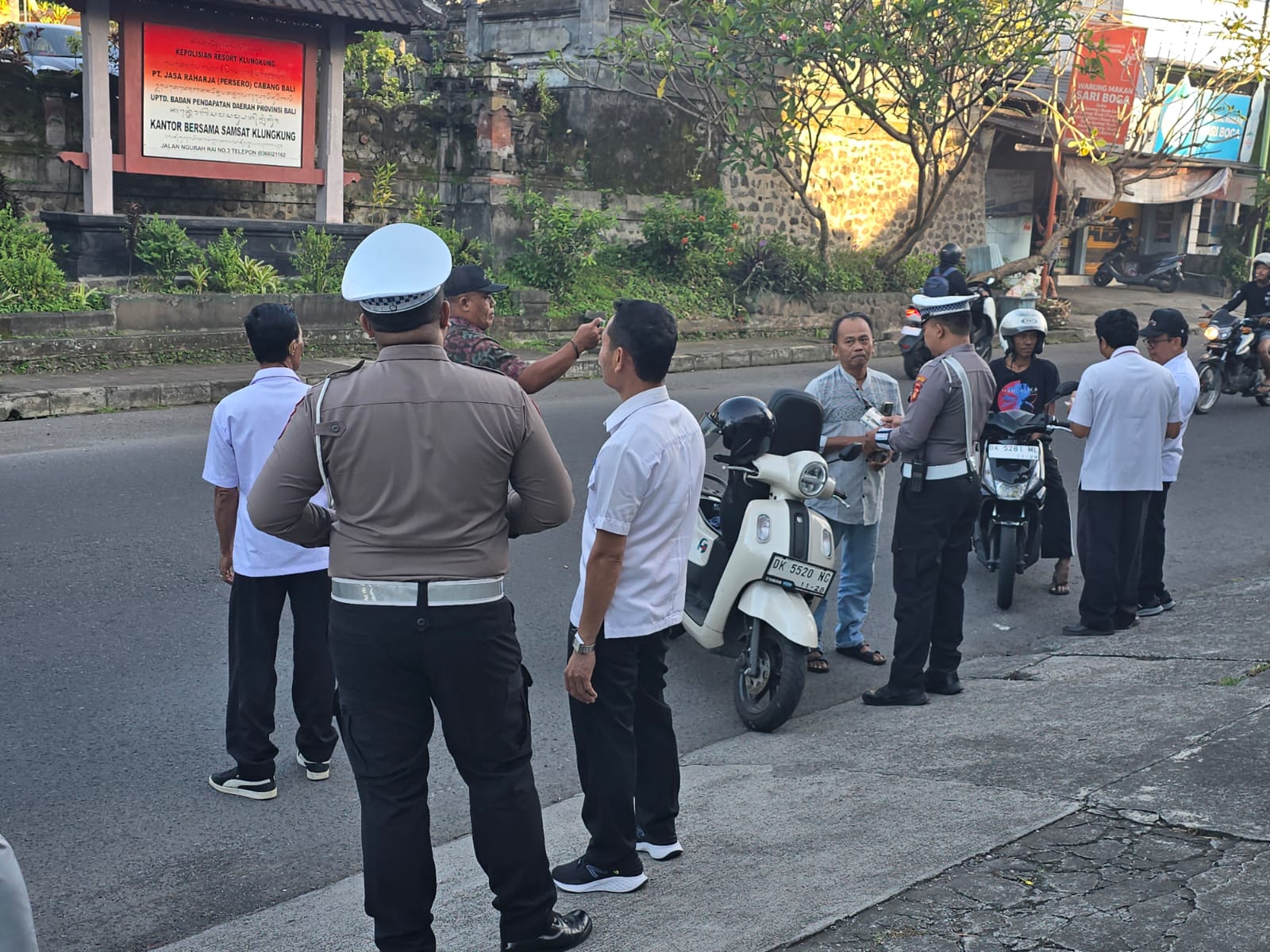 BPKPD Klungkung Gelar Operasi Gabungan di Jalan Ngurah Rai untuk Tingkatkan Kepatuhan Pajak Daerah