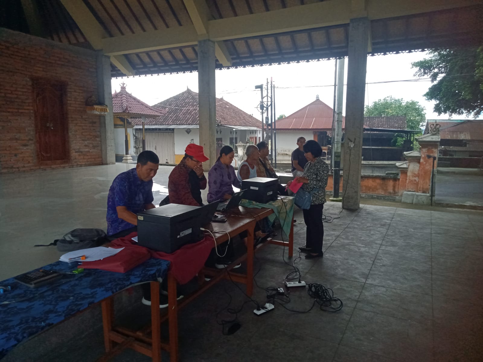 BPKPD Klungkung Jemput Bola, Tingkatkan Kesadaran Warga Lewat Pungutan PBB di Banjar Tubuh Desa Manduang